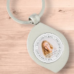 Graduate Class of 20XX Simple Modern Custom Foto Schlüsselanhänger<br><div class="desc">Dieses einfache und klassische Design besteht aus Sans Serif und spielerischer kursiver Typografie und fügt ein individuelles Foto hinzu.</div>