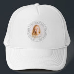 Graduate Class of 20XX Simple Modern Custom Foto Truckerkappe<br><div class="desc">Dieses einfache und klassische Design besteht aus Sans Serif und spielerischer kursiver Typografie und fügen ein individuelles Foto.</div>