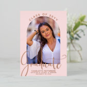 Graduate Class of Abschluss Arch Foto Rose Gold Folieneinladung (Stehend vorne)