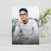Graduate Elegance Foil Silver Script Grad Party Einladung (Stehend Vorderseite)