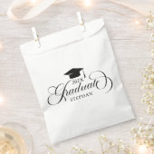 Graduate Elegant Black Script Typografy Geschenktütchen (Ausgeschnitten)