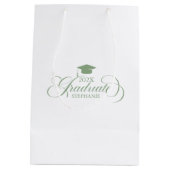 Graduate Elegant Sage Green Script Typografie Mittlere Geschenktüte (Rückseite)