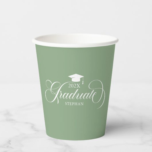 Graduate Elegant White Green Script Typografie Pappbecher (Vorderseite)