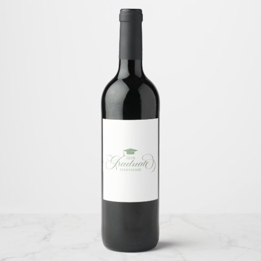 Graduate Elegant White Green Script Typografie Weinetikett (Vorderseite)