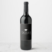 Graduate Elegant White Script Typografy Weinetikett (Vorderseite)