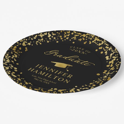 Graduate Elegante Gold Confetti auf dem Schwarzen  Pappteller (Schrägansicht)