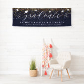 Graduate Elegante Script Gold Confetti Abschluss Banner (Insitu)