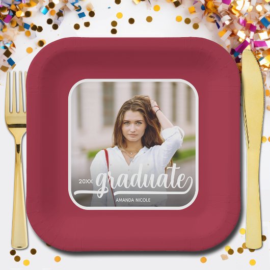 Graduate Foto Bold Script Crimson Abschluss Pappteller