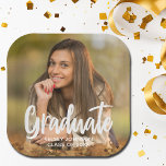 Graduate Foto Bold Script Custom Graduation Party Pappteller<br><div class="desc">Der Absolvent ist in weißem handgeschriebenem Skript über Ihrem Senior-Portrait-Foto geschrieben,  macht eine schicke,  moderne Graduation Party Papier Platte. Passen Sie diese niedlichen Teller mit Ihrer High School oder Uni-Klasse Jahr 2023 unter der kühnen Typografie und fügen Sie ein niedliches Foto Ihres Senioren.</div>