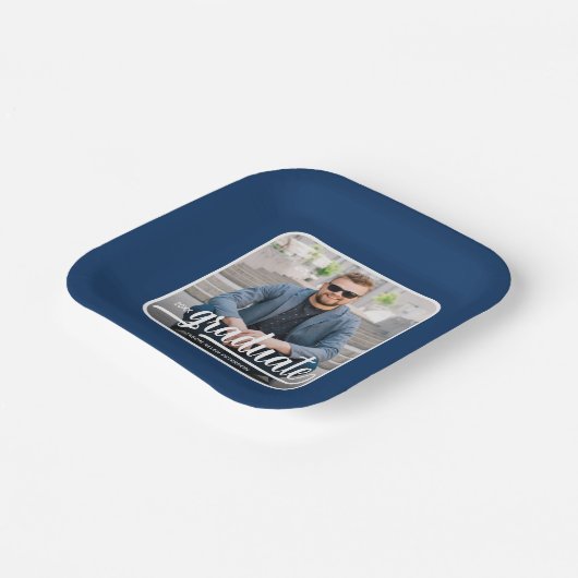 Graduate Foto Bold Script Graduation Party Pappteller (Gewinkelt)