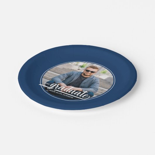 Graduate Foto Bold Script Graduation Party Pappteller (Schrägansicht)