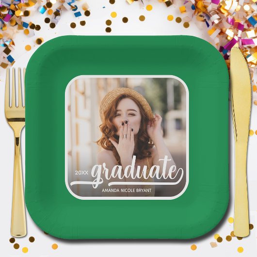Graduate Foto Bold Script Green Abschluss Pappteller