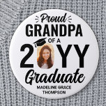 Graduate Foto Proud Grandpa Moderne Schwarz & Weiß Button<br><div class="desc">Zeigen Sie Ihre Freude für den Absolvent mit einem stilvollen Foto "Proud Grandpa" runden Abschluss-Button. Das Bild und der Text auf dieser Vorlage sind einfach zu personalisieren, und alle Texte, Farben und Schriftart können mit dem Zazzle Design Tool geändert werden. Es kann für jedes Familienmitglied oder jeden Freund angepasst werden,...</div>