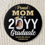 Graduate Foto Proud Mama Elegante Schwarz und Gold Button<br><div class="desc">Zeigen Sie Ihre Freude für den Absolvent mit einem stilvollen Foto "Proud Mama" runden Abschluss-Button. Das Bild und der Text auf dieser Vorlage sind einfach zu personalisieren, und alle Texte, Farben und Schriftart können mit dem Zazzle Design Tool geändert werden. (IMAGE PLACEMENT TIP: Eine einfache Möglichkeit, ein Foto genau so...</div>
