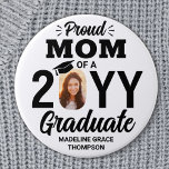 Graduate Foto Proud Mama Moderne Schwarz/Weiß Button<br><div class="desc">Zeigen Sie Ihre Freude für den Absolvent mit einem stilvollen Foto "Proud Mama" runden Abschluss-Button. Das Bild und der Text auf dieser Vorlage sind einfach zu personalisieren, und alle Texte, Farben und Schriftart können mit dem Zazzle Design Tool geändert werden. (IMAGE PLACEMENT TIP: Eine einfache Möglichkeit, ein Foto genau so...</div>