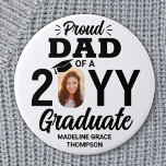 Graduate Foto Proud Vater Moderner Schwarz-Weiß-Mo Button<br><div class="desc">Zeigen Sie Ihre Freude für den Absolvent mit einem stilvollen Foto "Proud Vater" runden Abschluss-Button. Das Bild und der Text auf dieser Vorlage sind einfach zu personalisieren, und alle Texte, Farben und Schriftart können mit dem Zazzle Design Tool geändert werden. (IMAGE PLACEMENT TIP: Eine einfache Möglichkeit, ein Foto genau so...</div>