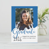 Graduate Foto Royal Blue 2022 Ankündigung (Stehend Vorderseite)