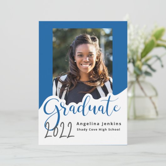 Graduate Foto Royal Blue 2022 Ankündigung (Stehend Vorderseite)