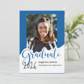 Graduate Foto Royal Blue 2025 Ankündigung (Stehend Vorderseite)