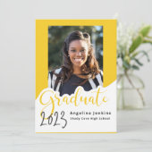Graduate Foto Yellow 2023 Ankündigung (Stehend Vorderseite)