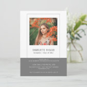 Graduate Fotovorlage Personalisiert Grau Weiß Einladung (Stehend Vorderseite)