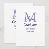 Graduate fügen Name Monogramm lila einfache minima Einladung (Vorne/Hinten)