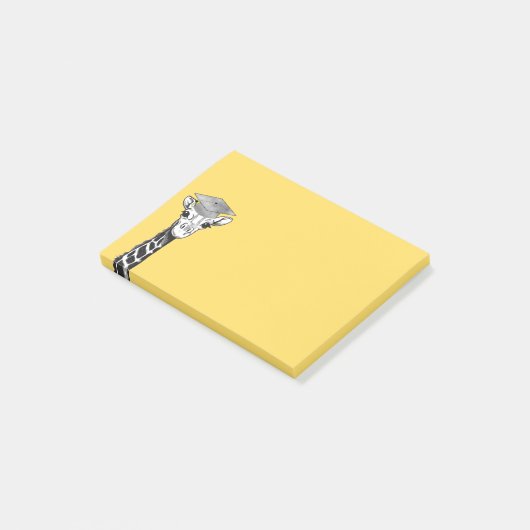 Graduate Giraffe über Gelb Post-it Klebezettel (angewinkelt)