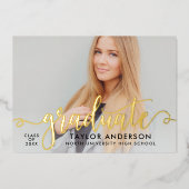 Graduate Gold Modernes Script Abschluss Foto Folieneinladung (Vorderseite)