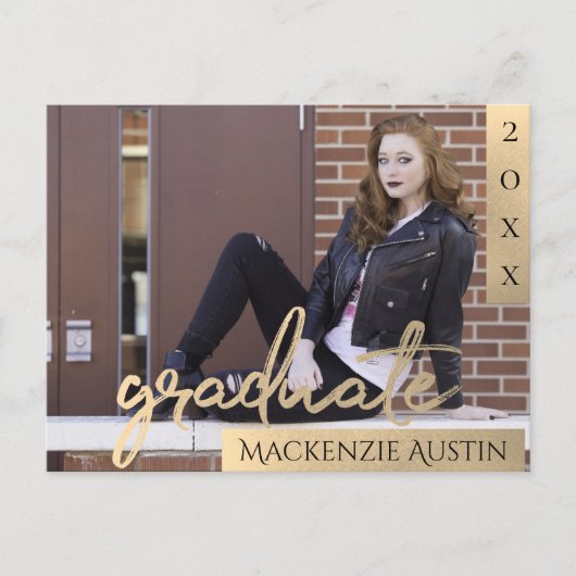 Graduate Gold Script | Elegantes Abschluss Foto Einladungspostkarte (Vorderseite)