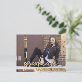 Graduate Gold Script | Elegantes Abschluss Foto Einladungspostkarte (Stehend Vorderseite)