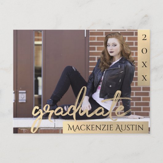 Graduate Gold Script | Elegantes Abschluss Foto Postkarte (Vorderseite)