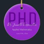 Graduate Keepake Lila White Name Grad PhD Keramik Ornament<br><div class="desc">Ein Doktortitel, der den Namen des Absolventen, das Studiengebiet und das Datum des Abschlusses enthält. Dieses Design enthält den Namen in einem Schriftart mit Handschrift und ein lila und weißes Design. Fügen Sie einfach die Informationen des Absolventen hinzu, fügen Sie dieses Ornament in Ihren Warenkorb und haben einen personalisierten Beibehaltung...</div>