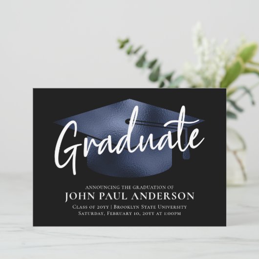 Graduate Metallic Navy Blue Cap Black Abschluss Ankündigung (Stehend Vorderseite)