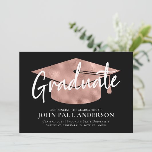 Graduate Metallic Rose Gold Cap Black Abschluss Ankündigung (Stehend Vorderseite)