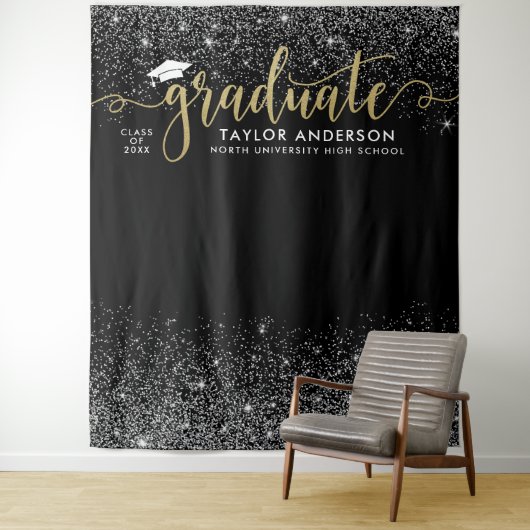 Graduate Modern Gold Script Black Graduation Party Wandteppich (Beispiel)