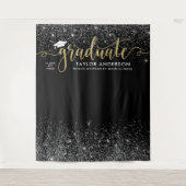 Graduate Modern Gold Script Black Graduation Party Wandteppich (Vorderseite)