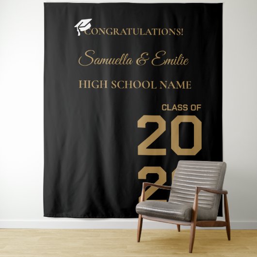 Graduate Modern Gold Script Twin Graduation Party Wandteppich (Beispiel)