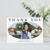 Graduate Modern Oval Photo Graduation Dankeskarte (Stehend Vorderseite)