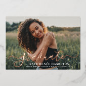 Graduate Modern Rose Gold Script Abschluss Foto Folieneinladung (Vorderseite)