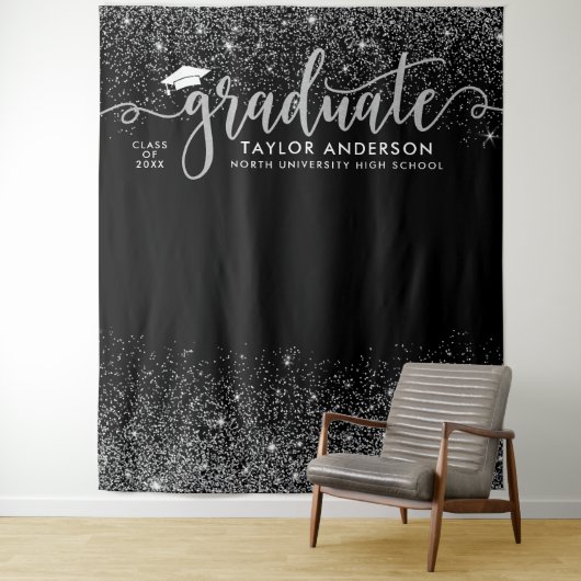 Graduate Modern Silver Script Graduation Party Wandteppich (Beispiel)