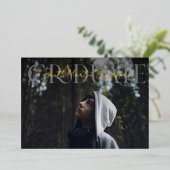 Graduate Mute Serif Abschluss Foto Folieneinladung (Stehend vorne)