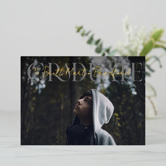 Graduate Mute Serif Abschluss Foto Folieneinladung (Stehend vorne)