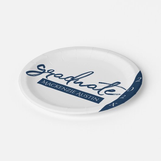 Graduate Navy Script | Dunkelblauer Brush Keepake Pappteller (Schrägansicht)
