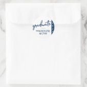 Graduate Navy Script | Dunkelblauer Brush Keepake Runder Aufkleber (Tasche)