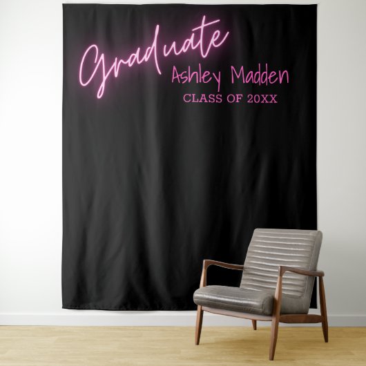 Graduate Neon Pink Script Graduation Party Wandteppich (Beispiel)