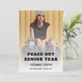 Graduate Peace Out Senior Year Abschluss Ankündigung (Stehend Vorderseite)