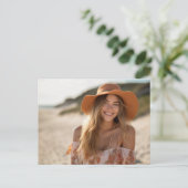 Graduate Portrait mit Chalkboard Hintergrund Ankündigungspostkarte (Stehend Vorderseite)