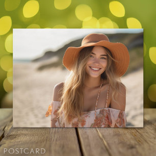 Graduate Portrait mit Chalkboard Hintergrund Ankündigungspostkarte