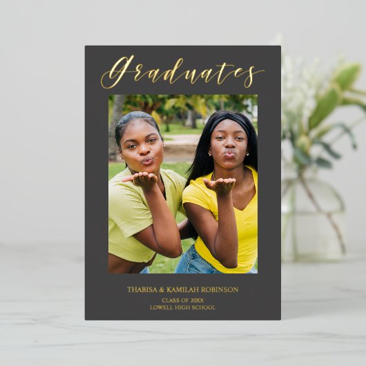 Graduate Real Golden Modern Typografy Foto Folieneinladung (Stehend vorne)