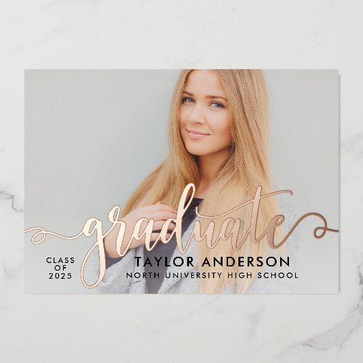 Graduate Rose Gold Modernes Script Abschluss Foto Folieneinladung (Vorderseite)